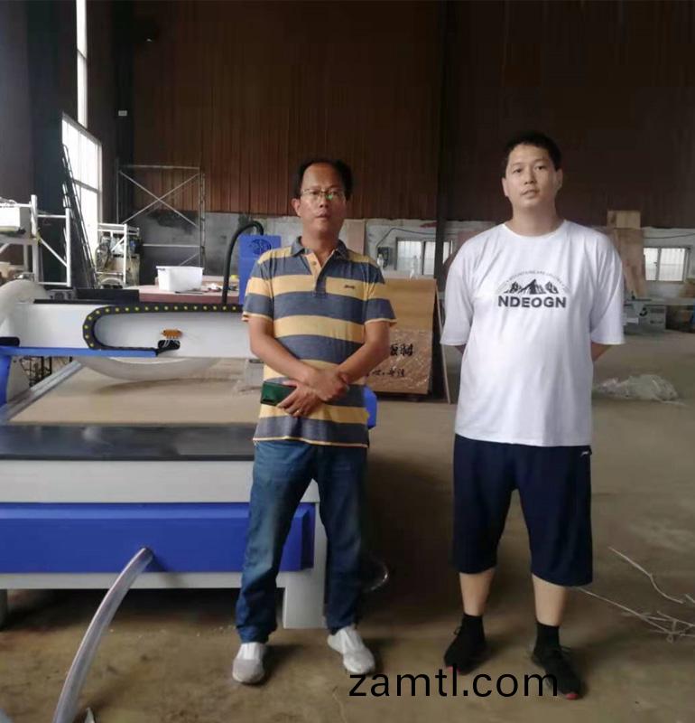 山東(dong)青(qing)島(dao)1325木(mu)工鵰(diao)刻機(ji)