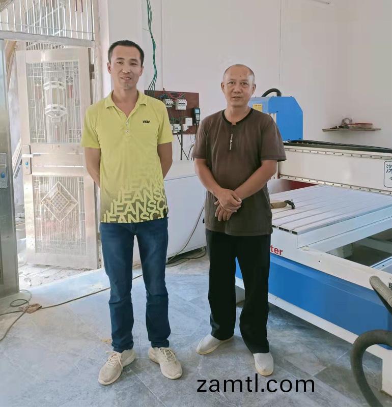 湖(hu)南衡陽(yáng)1325型帶(dai)鏇(xuan)轉軸(zhou)木(mu)工鵰(diao)刻(ke)機