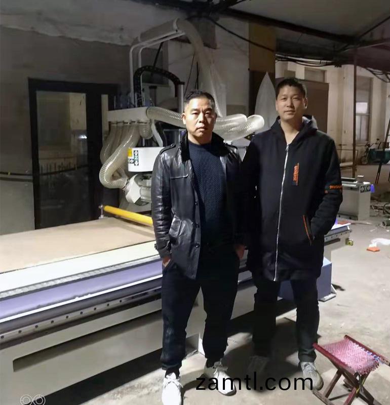 南(nan)京(jing)1325三(san)工序(xu)帶(dai)鋸片(pian)開(kāi)(kai)料(liao)機(ji)