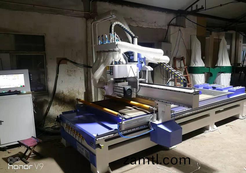 南(nan)京1325三(san)工(gong)序(xu)帶(dai)鋸片開(kāi)料機(ji)(圖4)