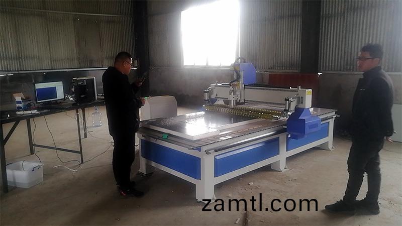 山東(dong)冠(guan)縣客戶(hù)(hu)採(cai)購(gou)木(mu)工(gong)鵰刻(ke)機(ji)(圖(tu)1)