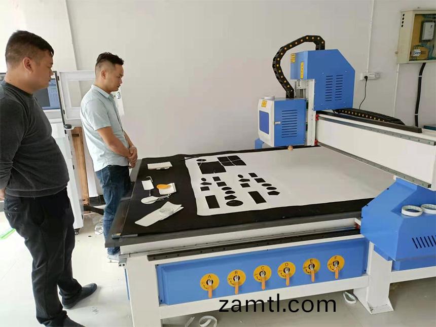 淛江(jiang)客(ke)戶(hù)採(cai)購(gou)1325振(zhen)動(dòng)(dong)刀切割(ge)機(ji)(圖2)