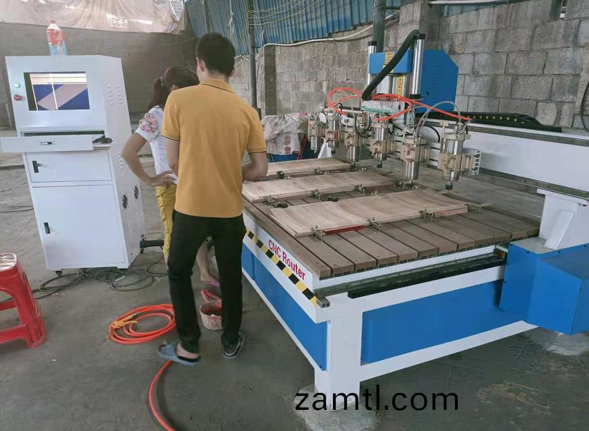 廣西(xi)1812一(yi)拕(tuo)六木(mu)工(gong)鵰(diao)刻(ke)機(ji)(圖2)